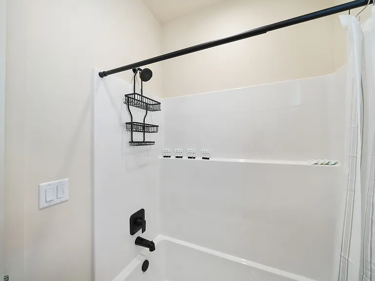 NW Victory Ave — Photo 43
