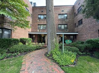 75 Knightsbridge Rd APT 3A, Great Neck, NY 11021