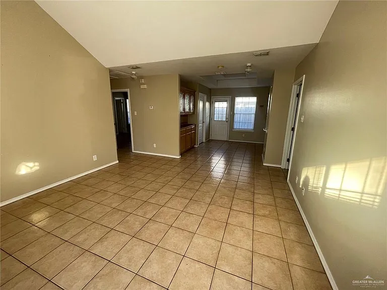 815 N Cross Ln #4 — Photo 2