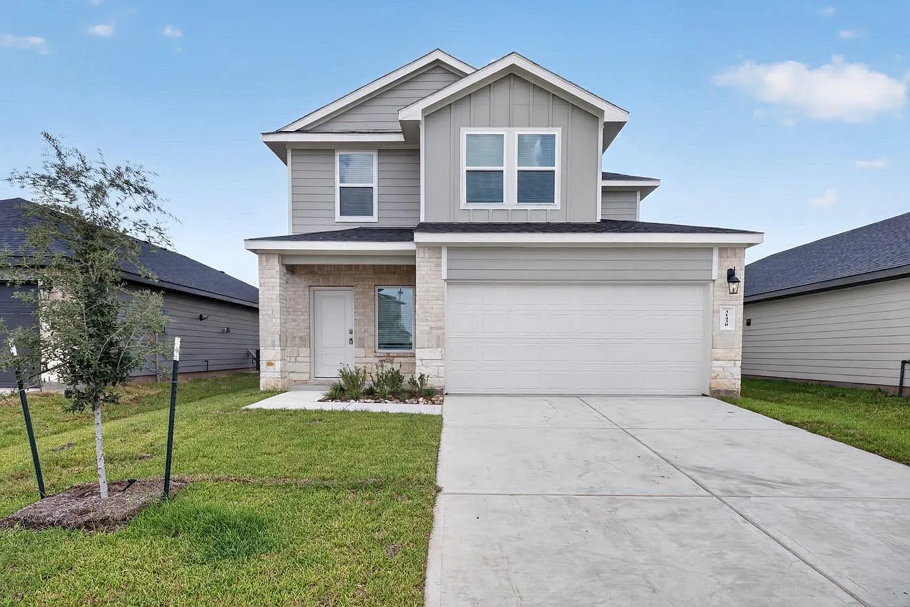 4 bed, 2.5 bath, $2,300 — Photo 1
