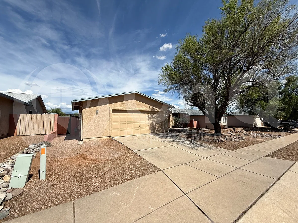 3 bed, 2.0 bath, 1618 sqft, $1,825 — Photo 2