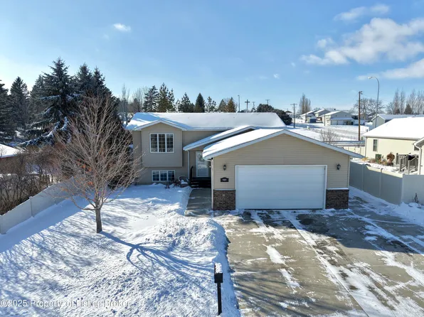989 Shinagle Dr, Dickinson, ND 58601