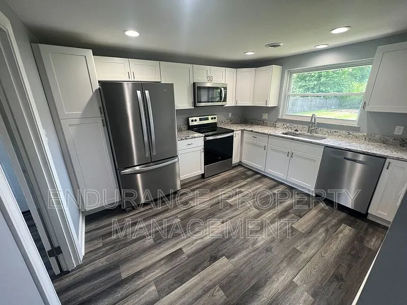 3 bed, 1.0 bath, 1300 sqft, $2,195 — Photo 2