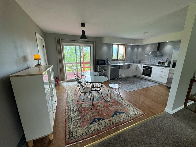 198 E King Rd — Photo 2