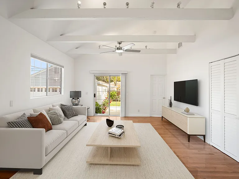 22055 Del Valle St — Photo 14