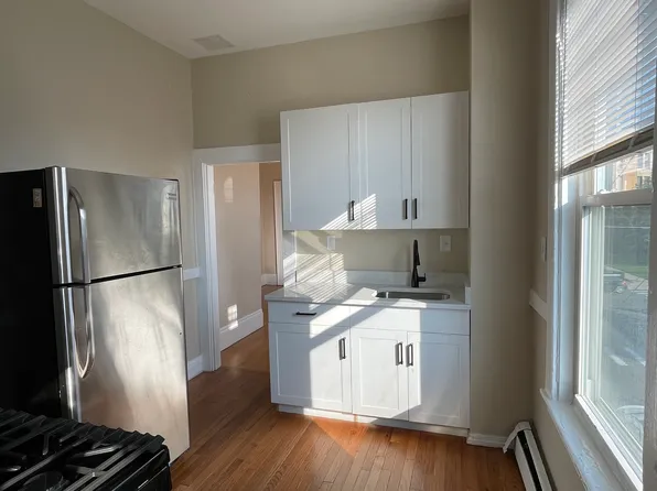 4 Loring Ave APT 1, Salem, MA 01970