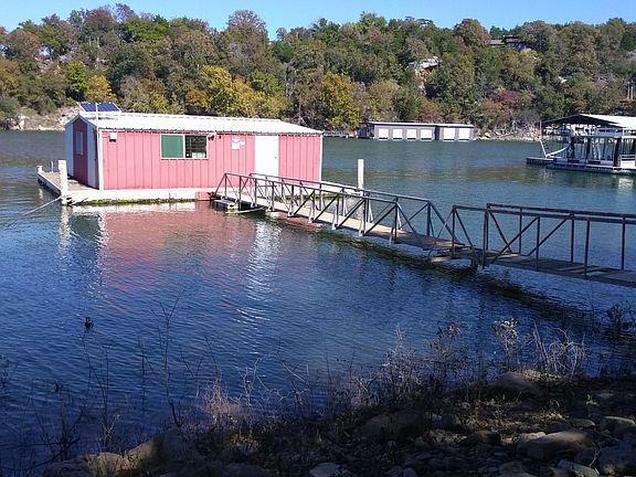 Boathouse w/Lakehouse