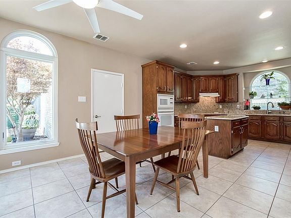 5th image of 1715 Bay Hill Dr