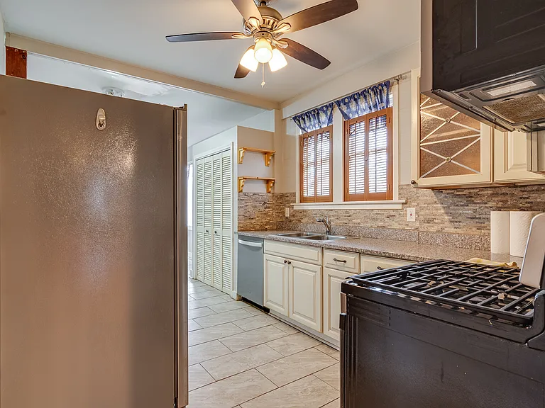 2293 Jackson Ave — Photo 26