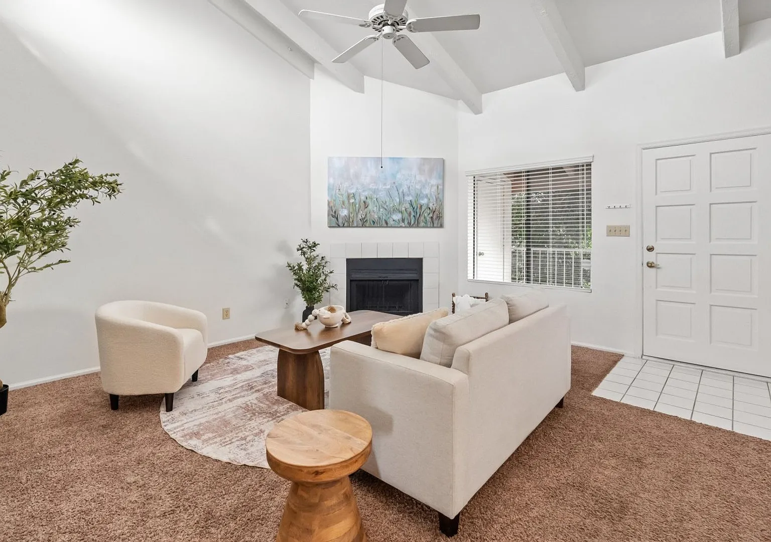 Spacious 2 Bedroom, 2 Bathroom Condo — Photo 1