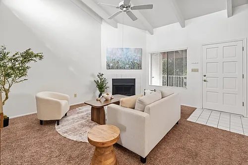1017 E Maryland Ave #213 Photo 1