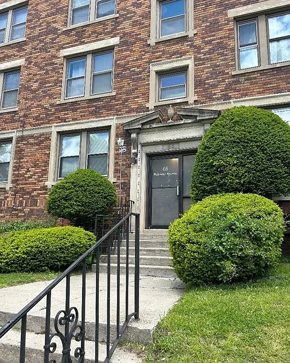 65 Belmont Ave #4L
