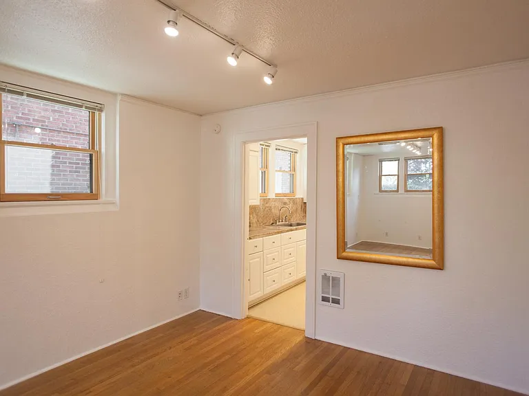 711 10th Ave E #B — Photo 3