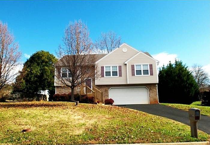 3BR,2 BA, GR + Den