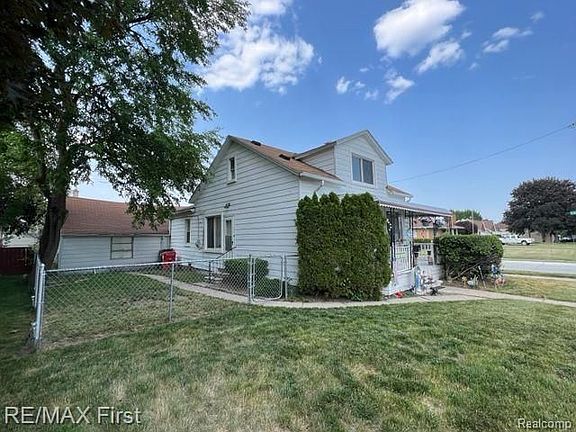 5th image of 16435 Curtis St