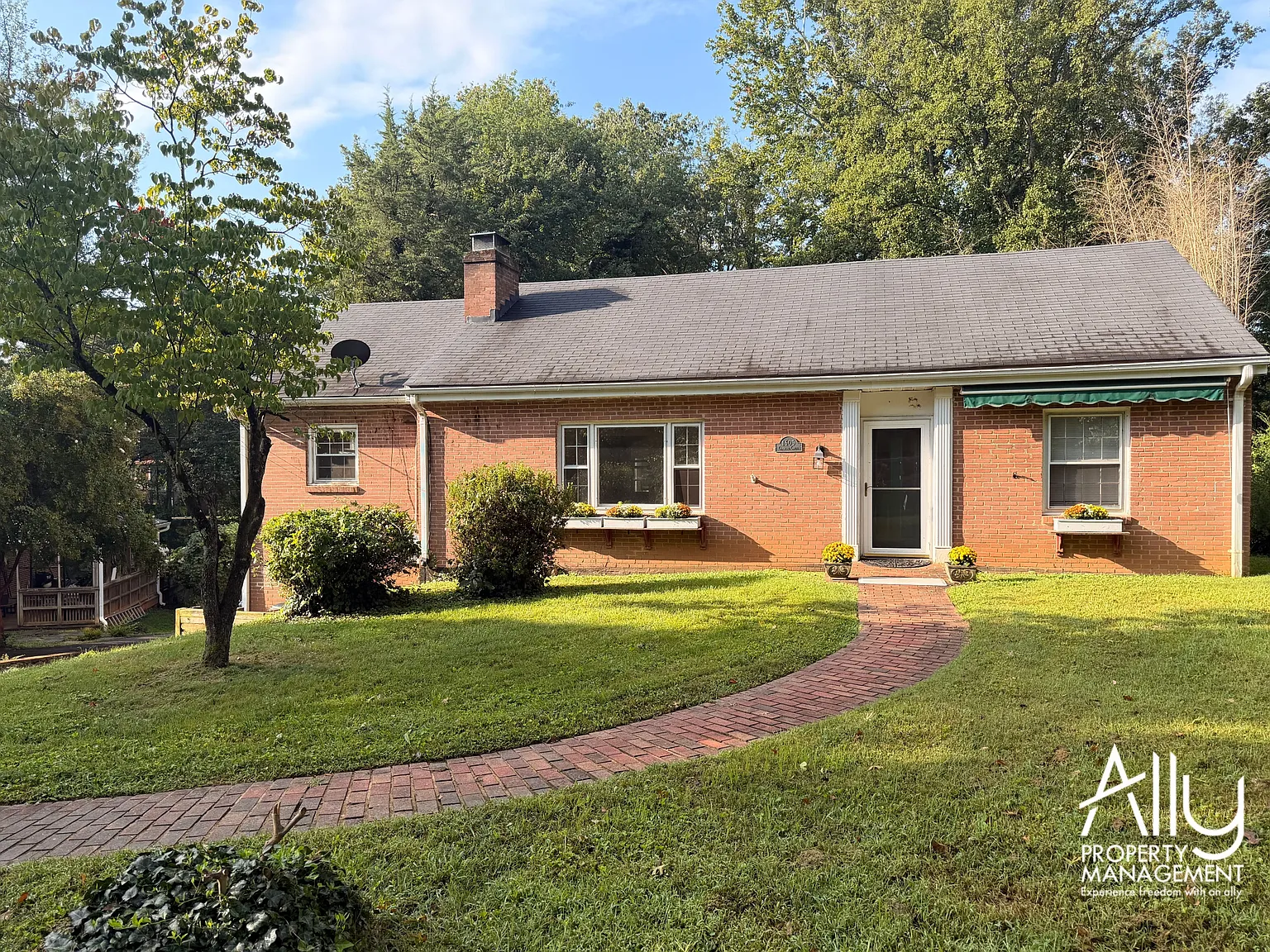 1605 Cambridge Circle - 1 — Photo 1