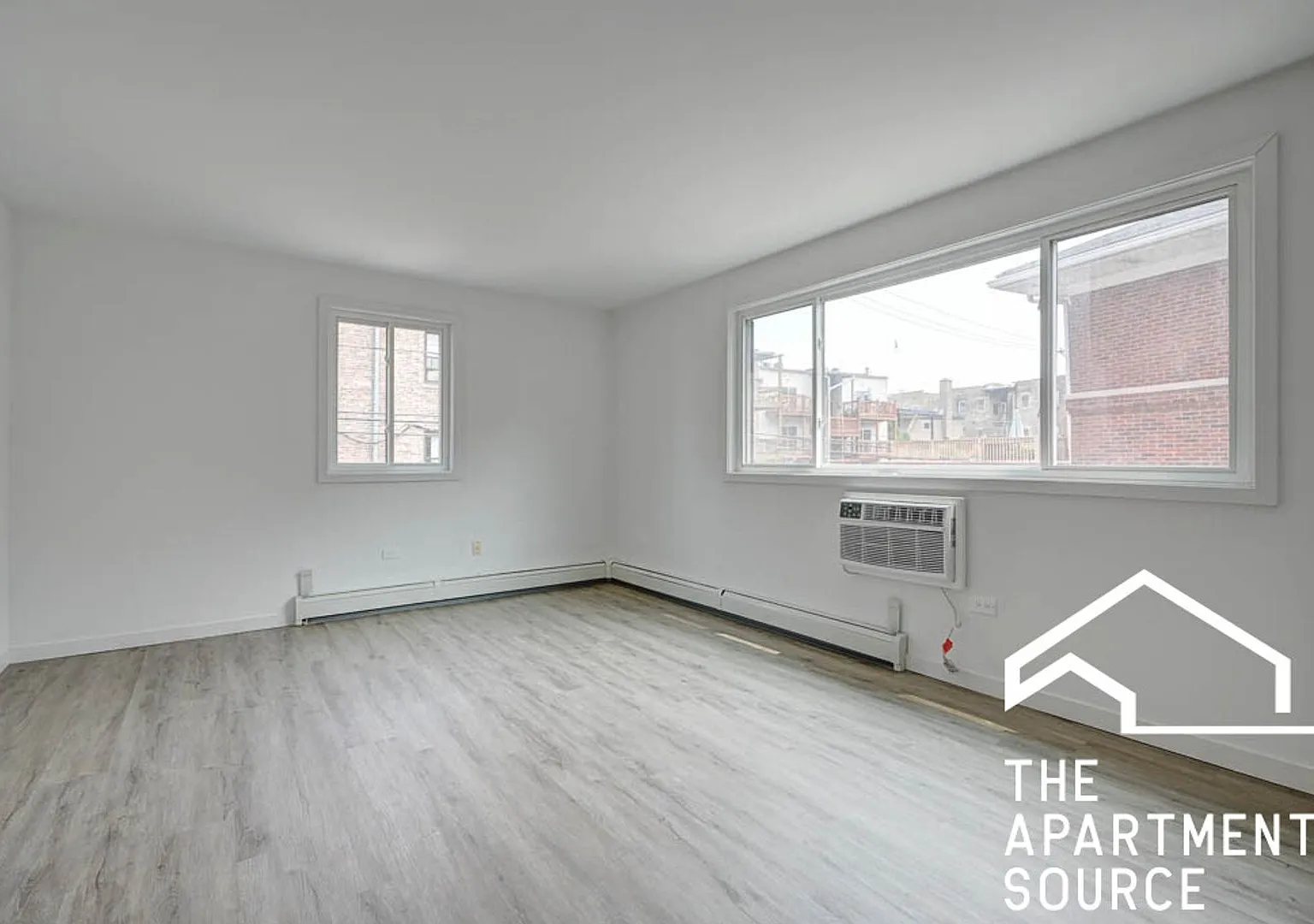 Fully Renovated 2 Bed/1.5 Bath in Rogers Park! — Photo 2