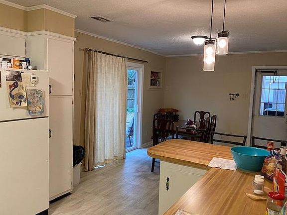 5th image of 212 Iris St