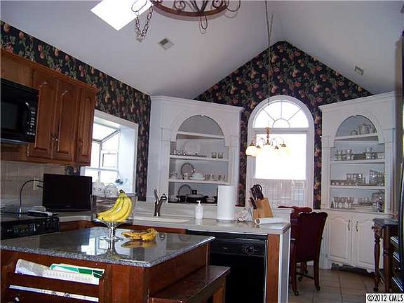 4th image of 220 Carver Ln