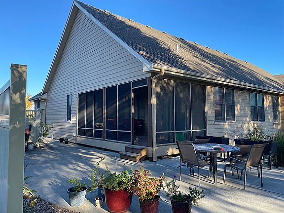 Side Patio / screened proch