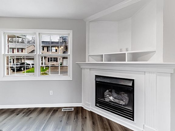 5th image of 128 Donna Ave