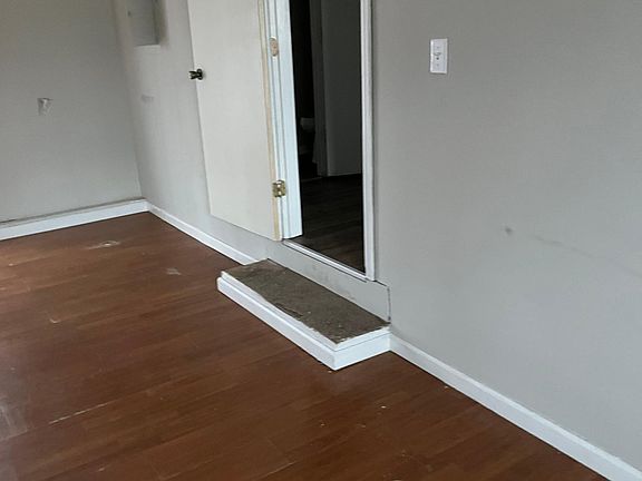 4th image of 209 W Paulette Ave