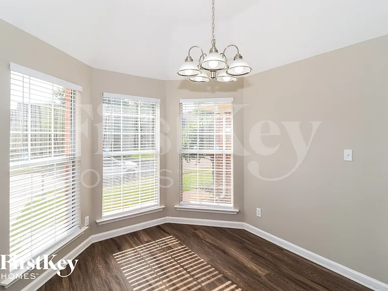 1060 Mossy Knoll Dr — Photo 5