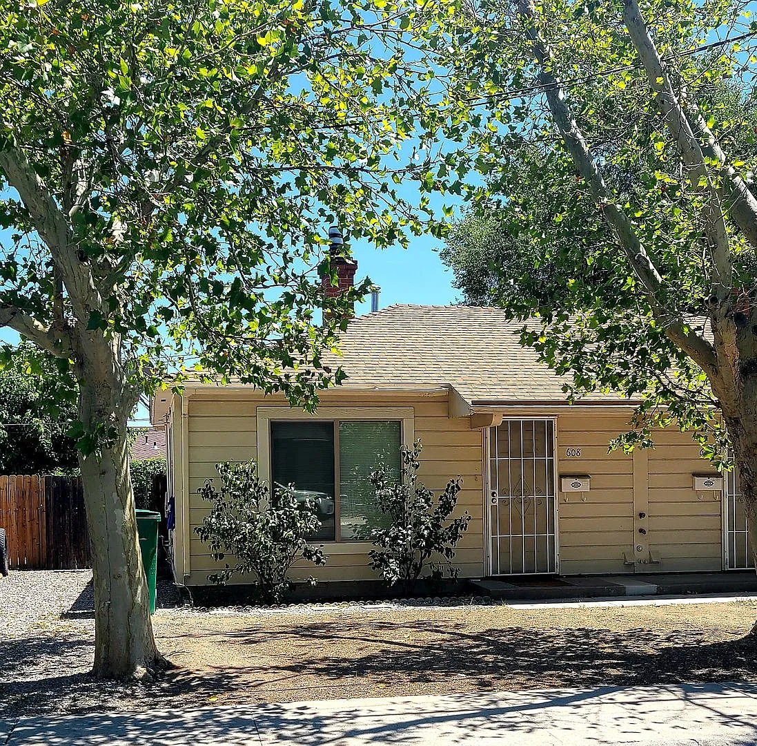 608 Gould St photo 1