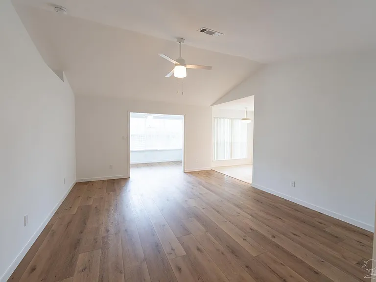 315 Mirabelle Dr — Photo 2
