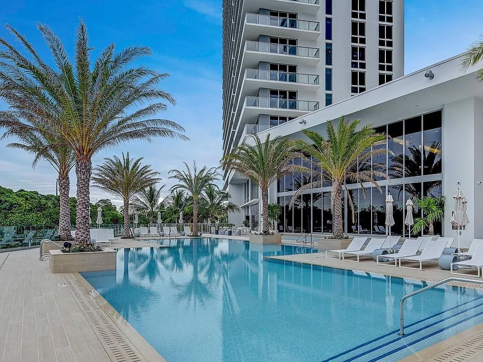 16385 Biscayne Blvd #8
