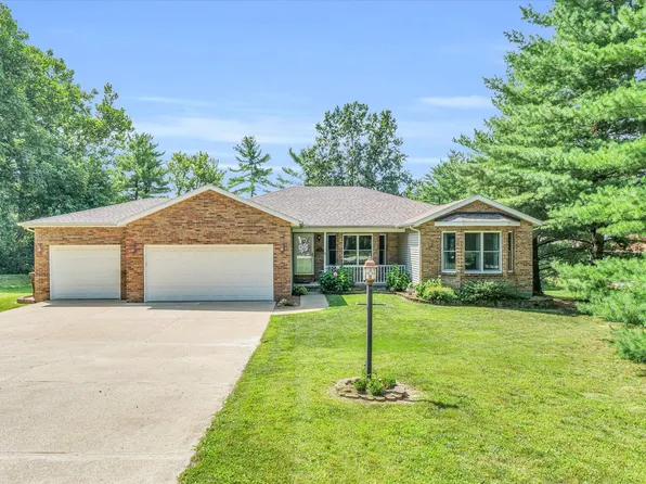 18 Hickory Ln, White Heath, IL 61884