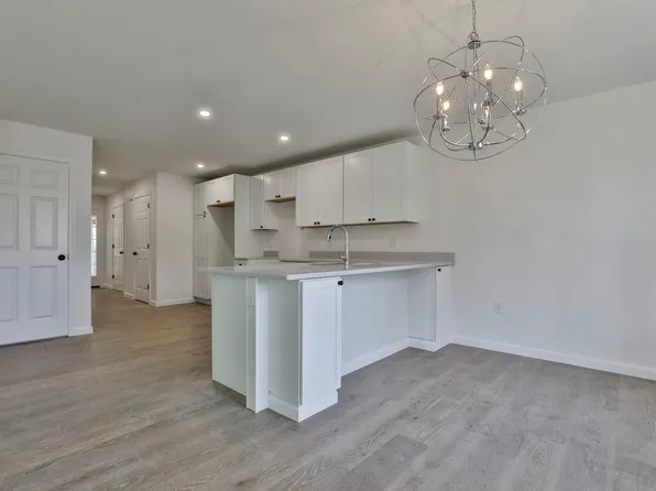 21 Forestedge Way, Manchester, NH 03102