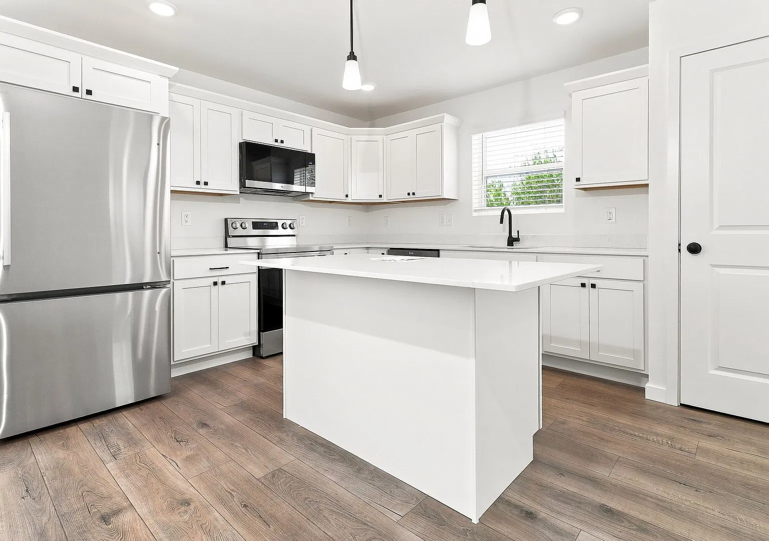 1 Month FREE Rent! Applied to Your First Full Month. Terms & Conditions Apply. — Photo 3