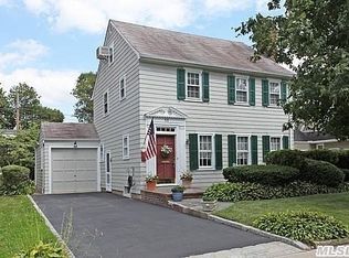 11 Roosevelt St, Garden City, NY 11530