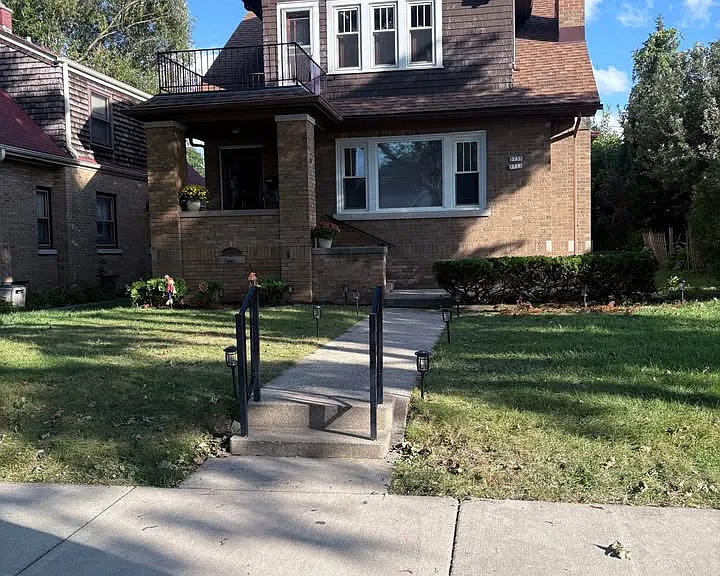 5733 W Philip Pl — Photo 2