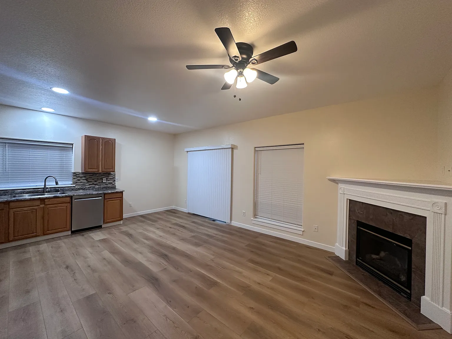 3 bed, 2.5 bath, 1593 sqft, $2,600 — Photo 4