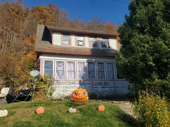 12 Mountain St #14, Whitehall, NY 12887