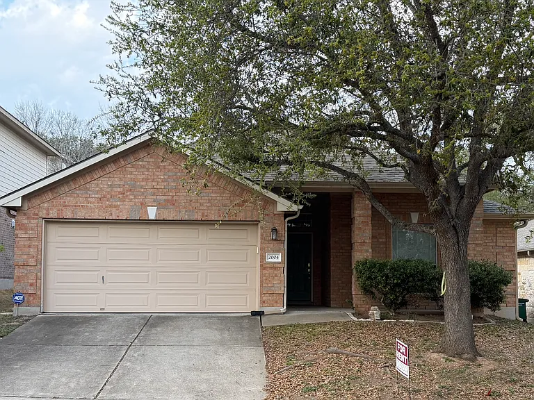 2004 Melissa Oaks Ln — Photo 2