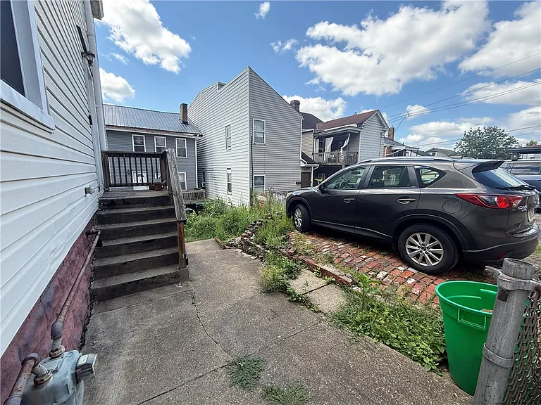 907 Spring Way — Photo 2