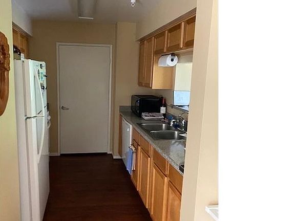 3rd image of 20422 Cohasset St