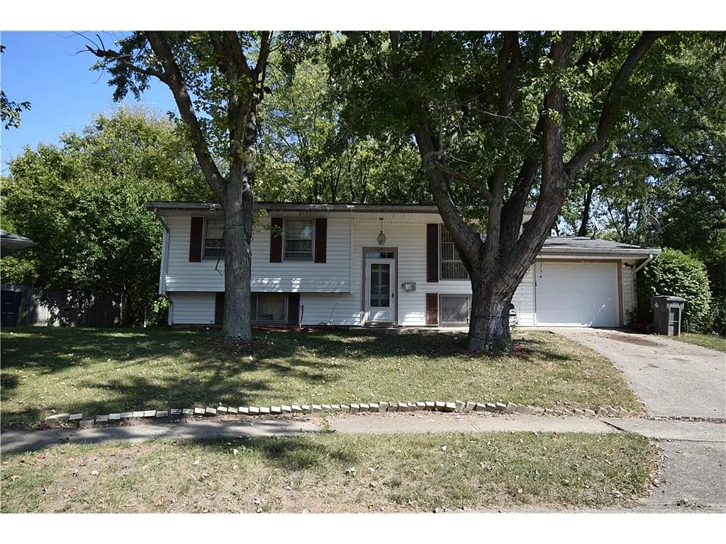 6101 Regina Cir photo 1