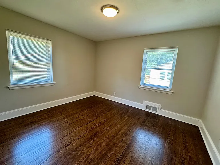 106 Crest St — Photo 8