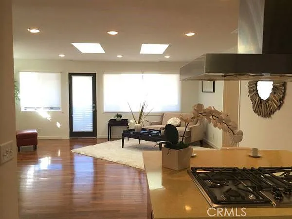 2 bed, 2.0 bath, 1200 sqft, $5,250 — Photo 3