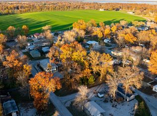 9820 Oak Dr, Carlyle, IL 62231