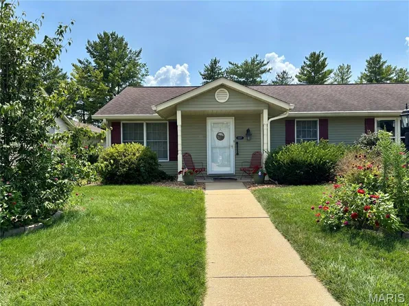 1327 Normandy Dr, Godfrey, IL 62035