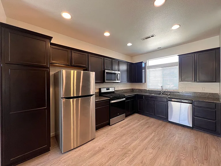 2209 Windrow Dr — Photo 4