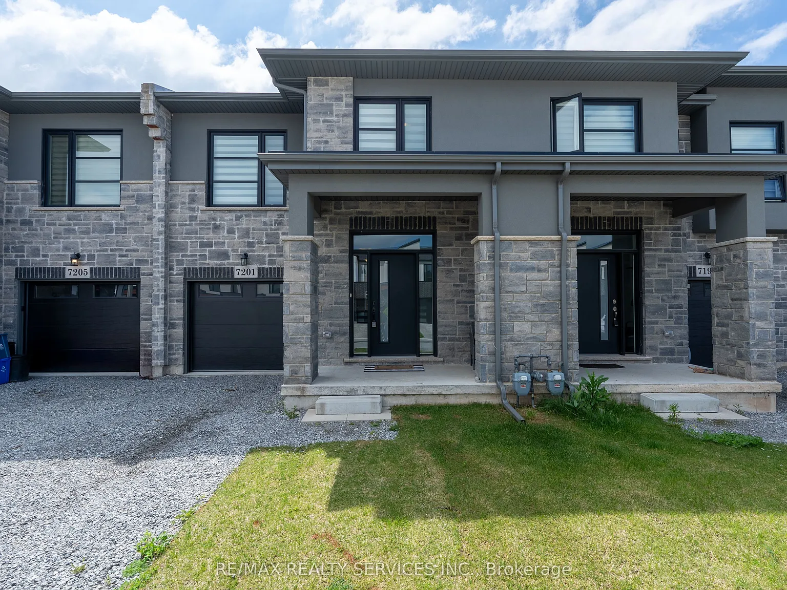 4 bed, $2,749 — Photo 2