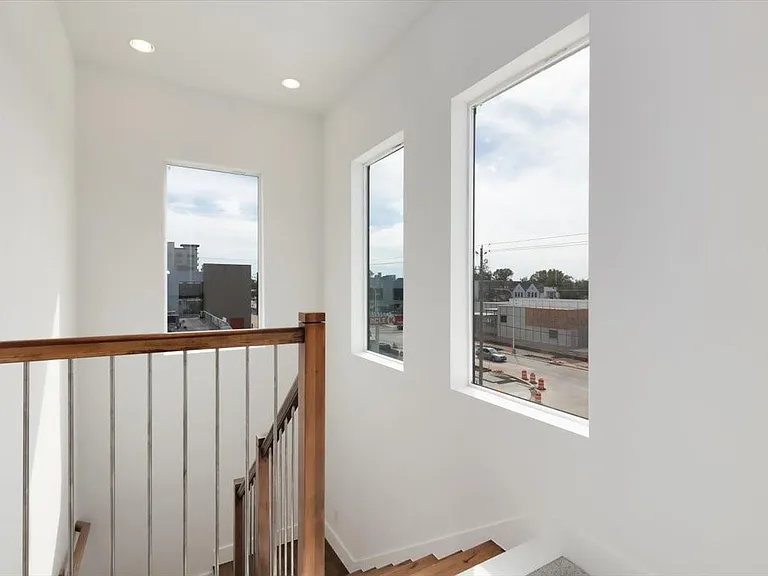 645 W 16th St — Photo 14