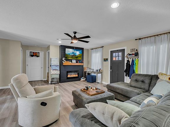 3rd image of 1223 N Quail Hollow Cir