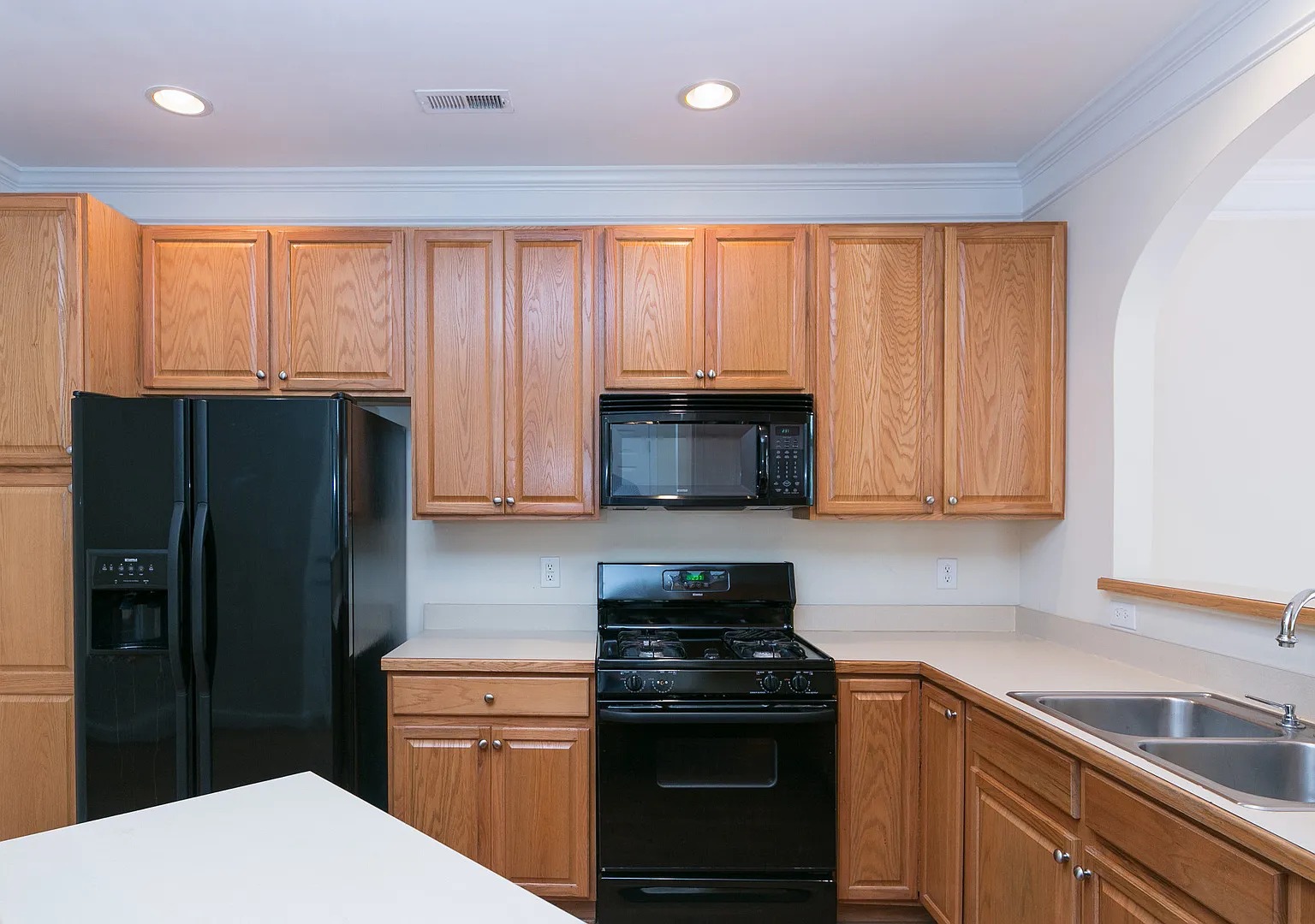 Spacious 3BR, 2.5BA End-Unit Townhome! — Photo 4
